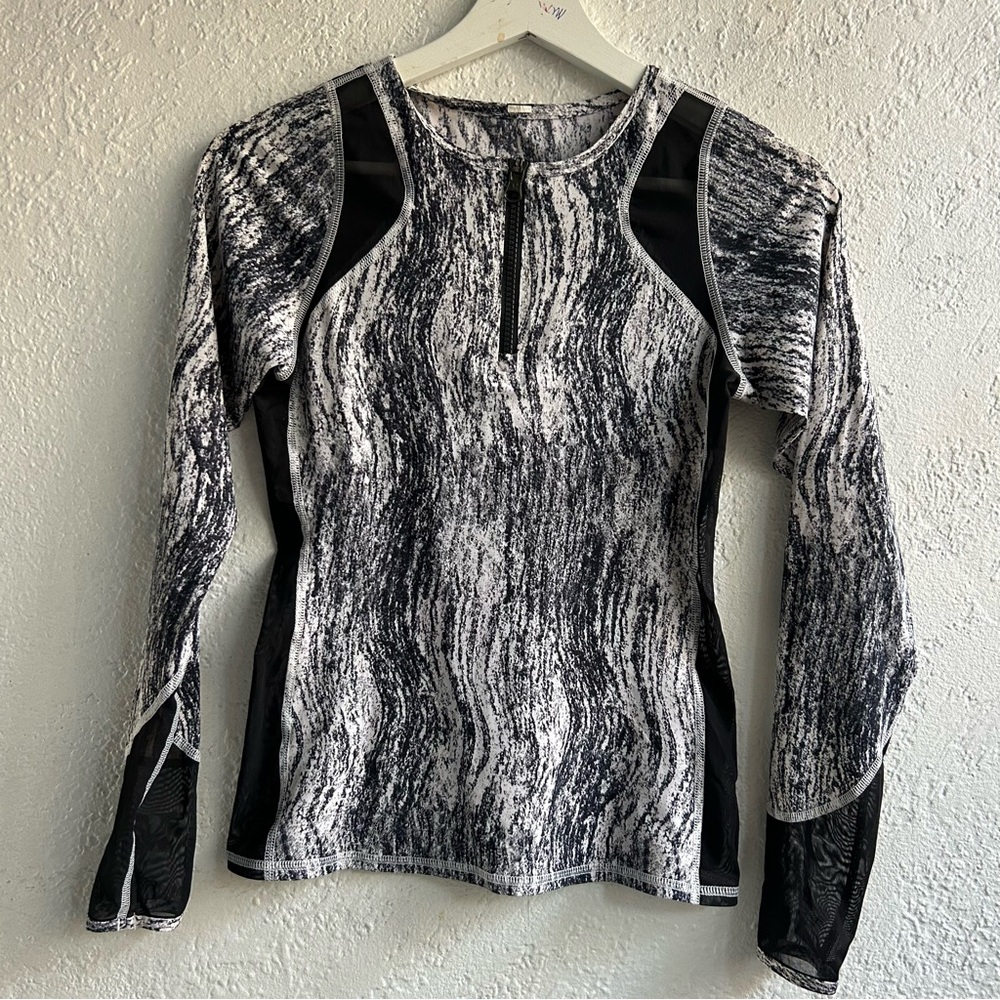 Lululemon Black and White Women's Top